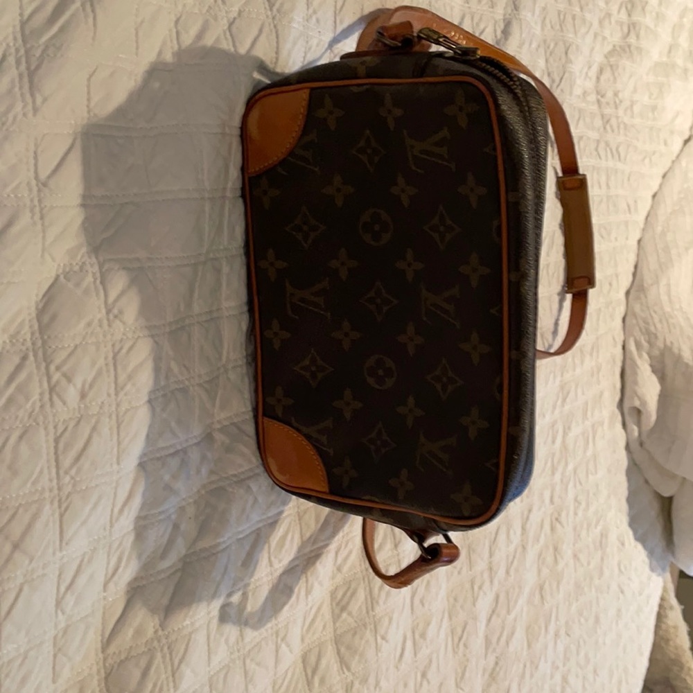 Classic Louis Vuitton crossbody purse